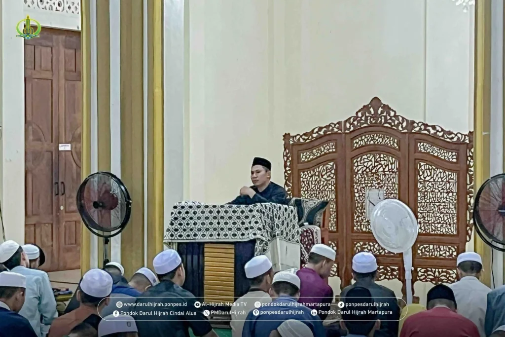 Ust. Zainal Abidin Menyampaikan cermah pada kuliah subuh terkait menghafal ayat ayat pilihan untuk bekal hidup