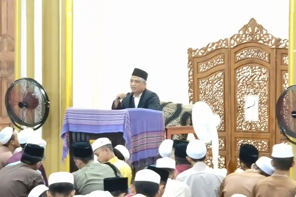 Ust. Mukhtar Menyampaikan kuliah subuh tentang adab dan sunah merayakan idul fitri