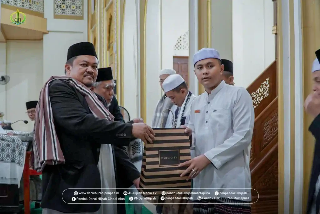 K.H. Abdul Qadir Memberikan hadiah kepada santri yang terbanyak menghatamkan Al Qur'an pada kegiatan nasehat liburan santri
