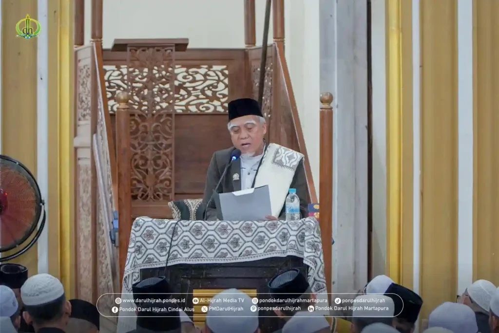 Kiai Asnawari Rahman membacakan maklumat pimpinan tentang liburan ramadhan 1446 H pada kegaitan nasehat liburan santri