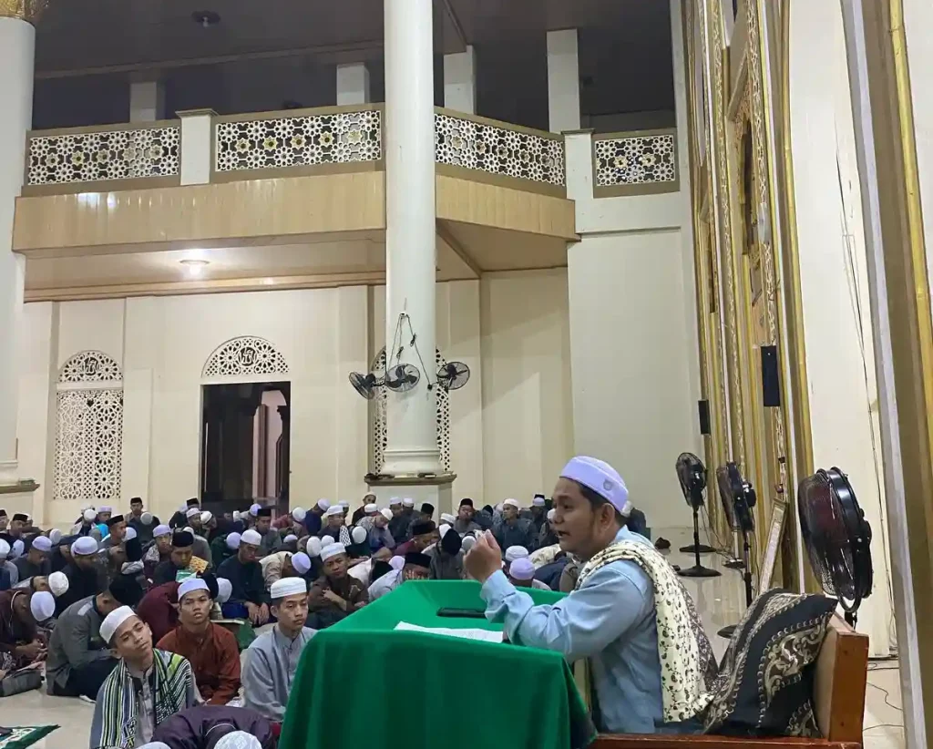 ust. Ridwansyah menyampaikan kuliah subuh tentang nilai nilai quran