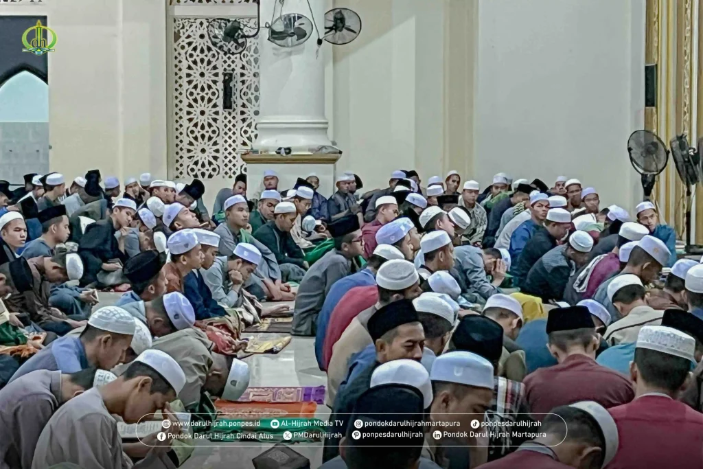 santri mendengarkan kuliah subuh tentang nuzulul quran dan hikmahnya
