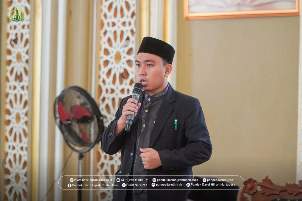 Staf Pengsuhan Santri Ust. Ahmad Khatib menyampaikan arahan pada kegiatan pembekalan perpulangan santri
