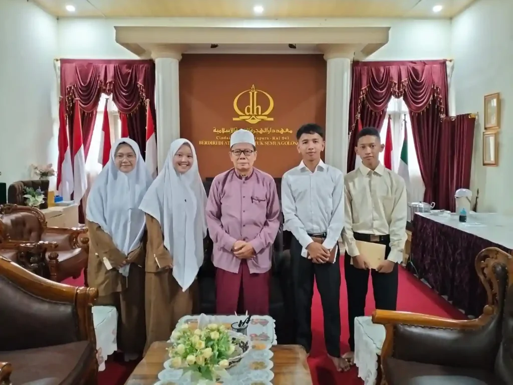 pengabdian pondok pesantren menyampaikan kedatangannya di Pondok Darul Hijrah kepada Pimpinan Pondok