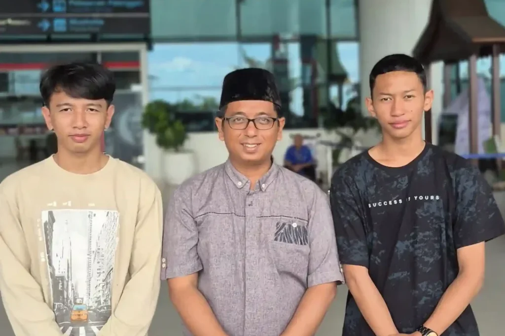 pengabdian pondok pesantren dari Gontor Pamit dan diantar ke Bandara oleh Kepala Bagian Pengabdian Sekretariat Pondok Darul Hijrah Ust. H. Ahmad Maidi