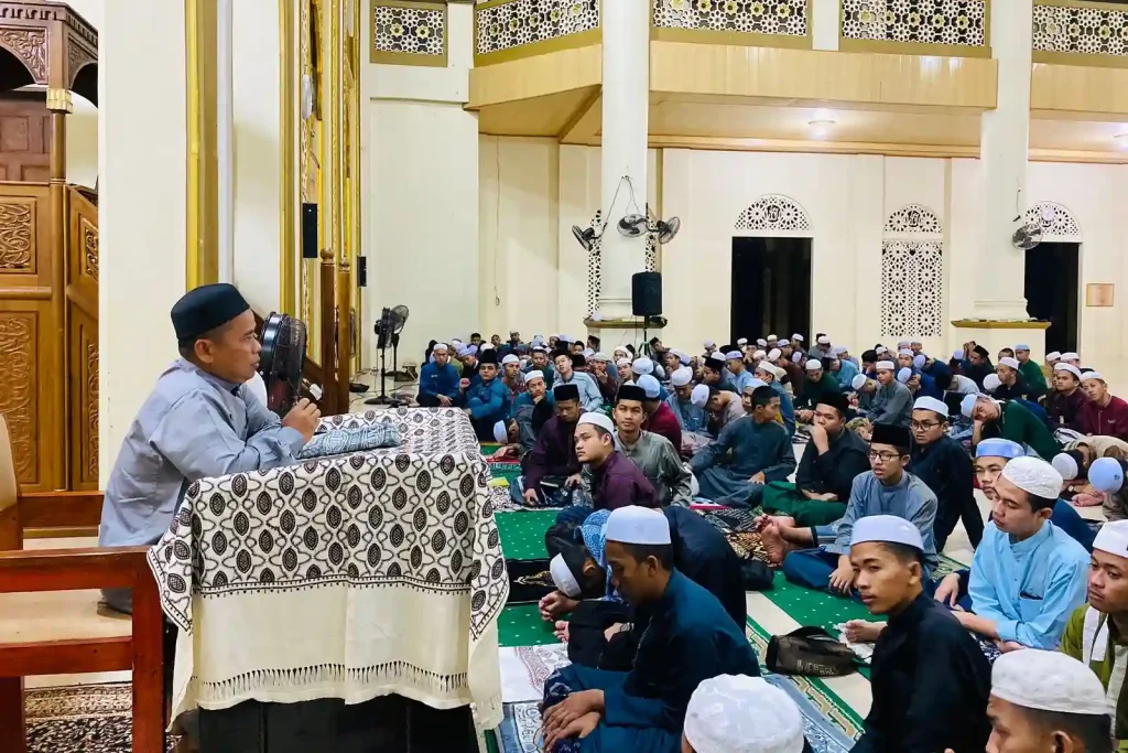 para santri mendengarkan kuliah subuh tentang pentingnya zakat fitrah