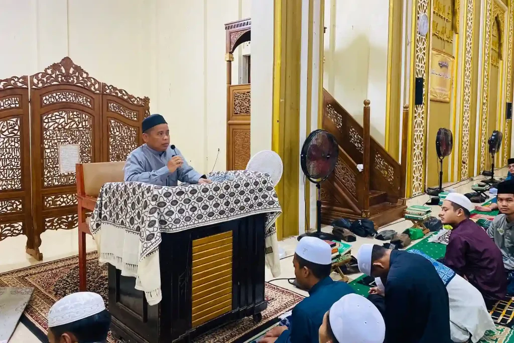 Ust. Sukamto, S.Pd.I. menyampaikan kuliah subuh tentang pentingnya zakat fitrah