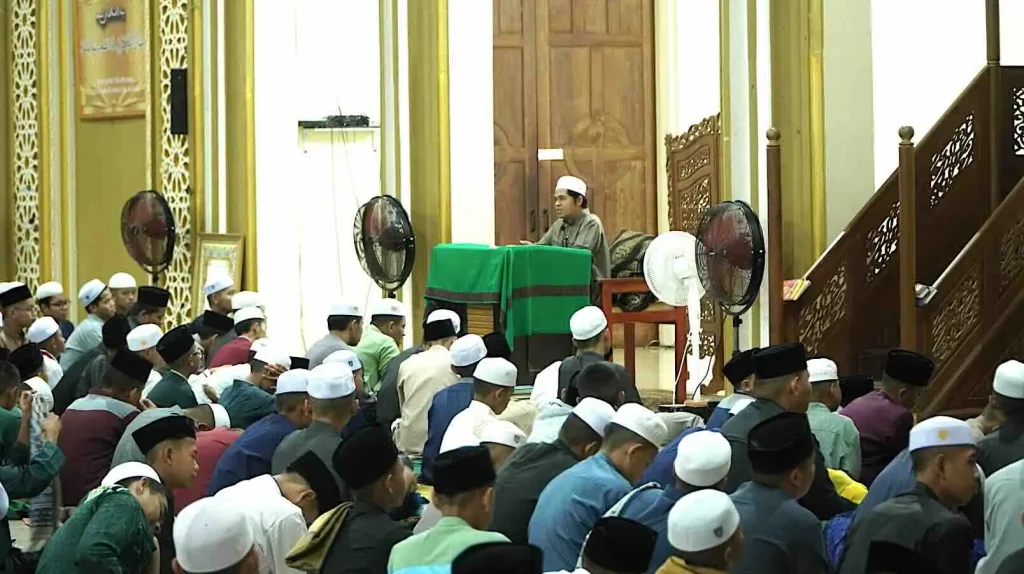 ust. rahmani memberikan tausiah tentang sabar dalam puasa