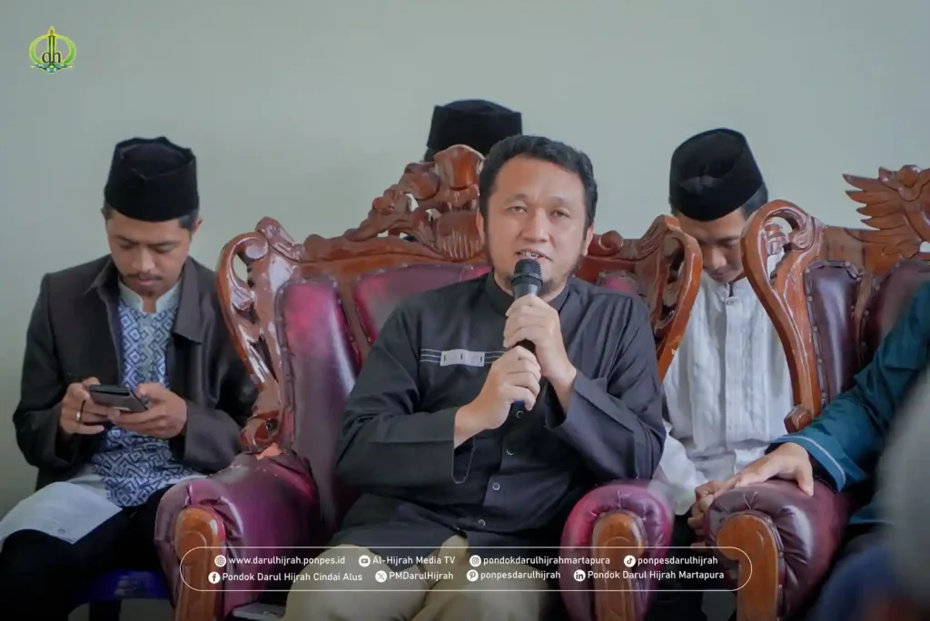 ust zainudin menanggapi sambutan pimpinan pondok pesantren Darul Hijrah