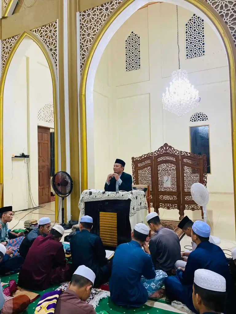 para santri menyimak tentang sejarah nuzulul quran