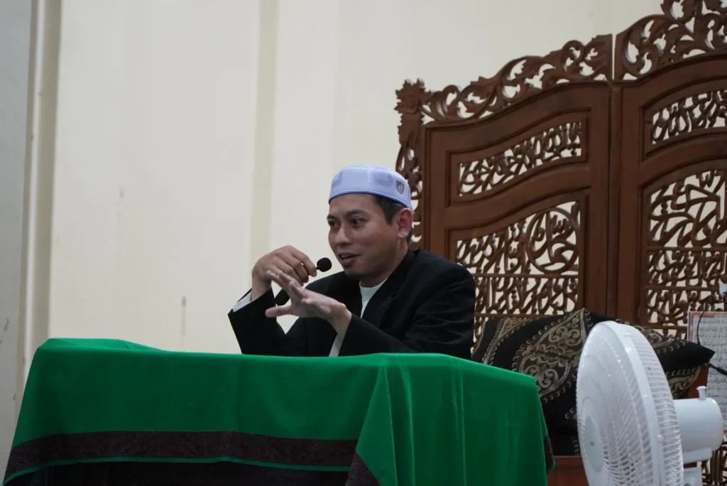 Ust. H. Muhammad Luthfi menyampaikan tausiyah tentang Semangat Ibadah Ramadhan dipertengahan bulan