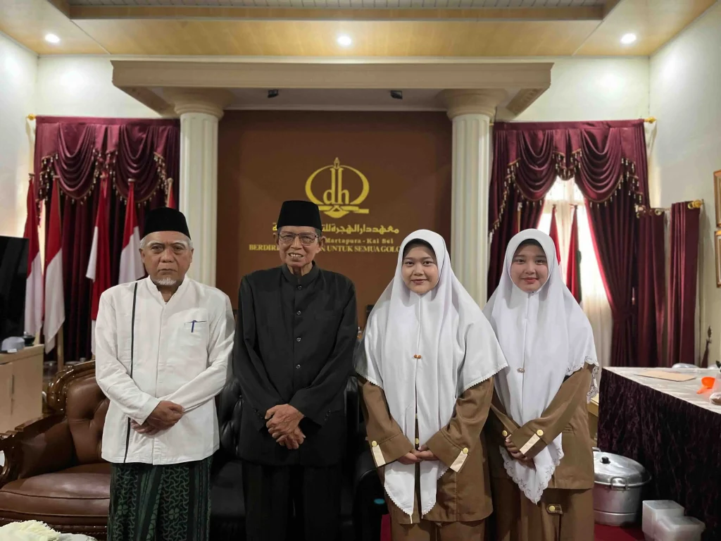 berfoto saat silaturahmi ke kyai