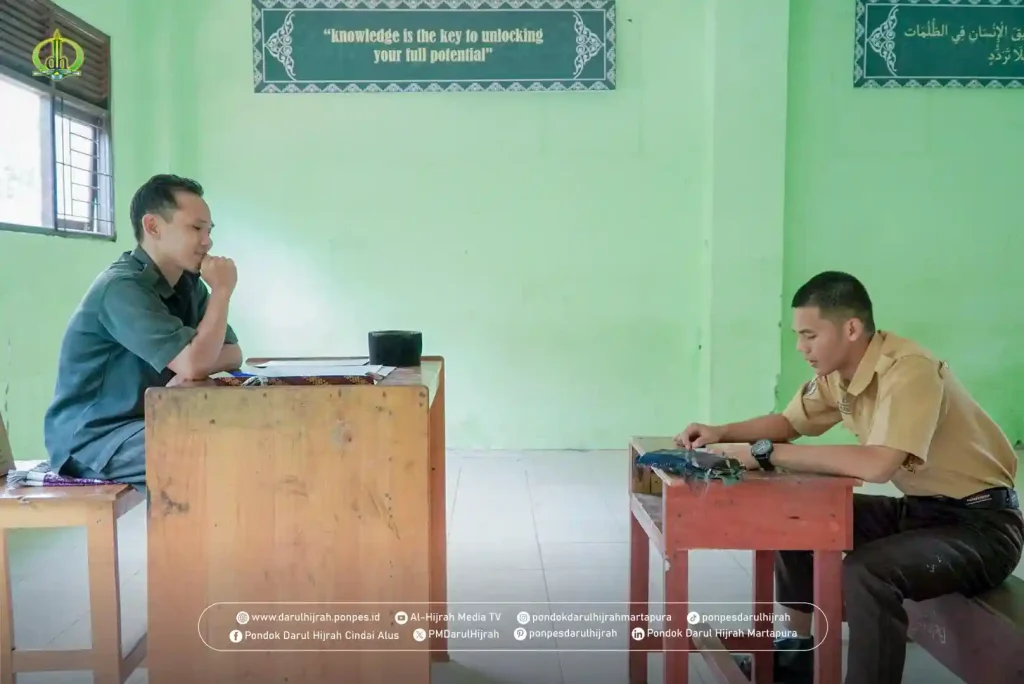 Ust Rifda Khaira menguji santri pada ujian lisan syafahi