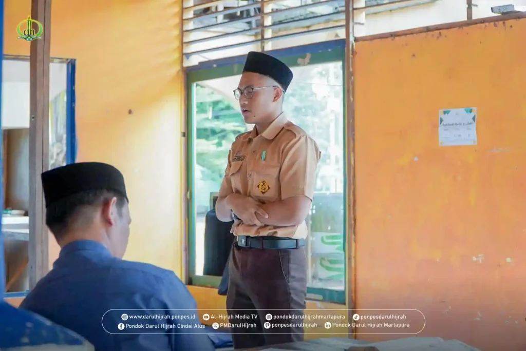 santri memperaktikan shalat dalam kegiatan ujian lisan syafahi