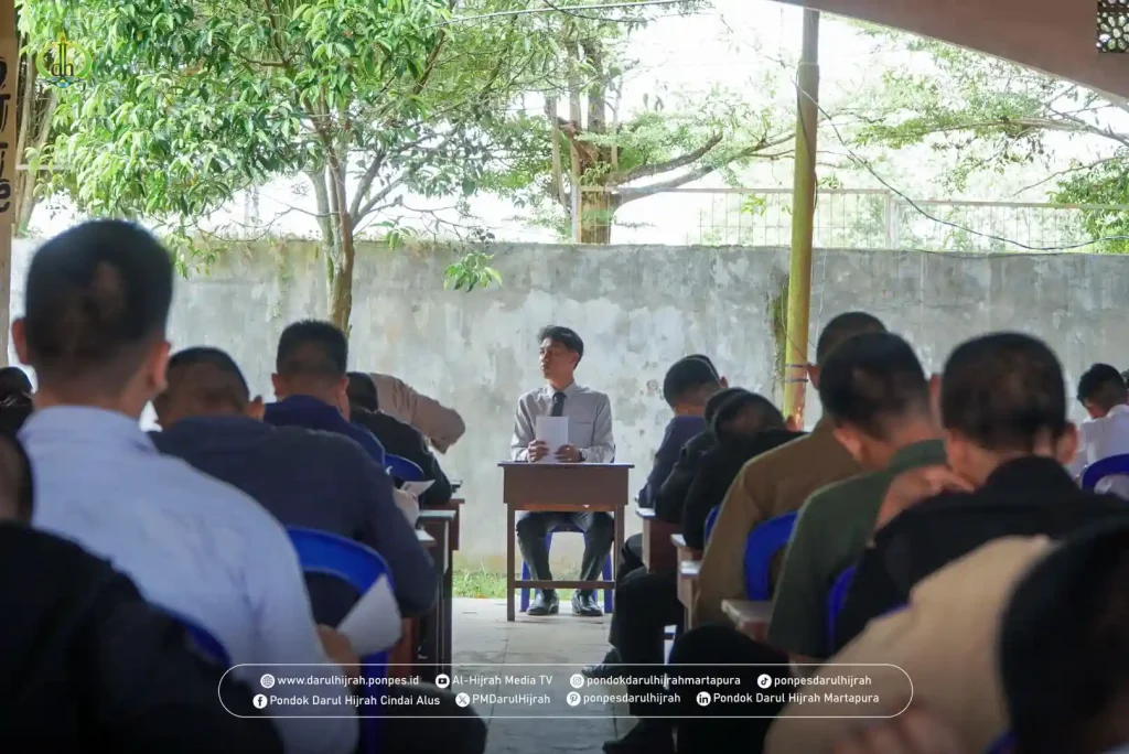pengawas sedang mengawasi ujian tahriri santri akhir TMI Pondok Darul Hijrah Cindai Alus Martapura Tahun 2025
