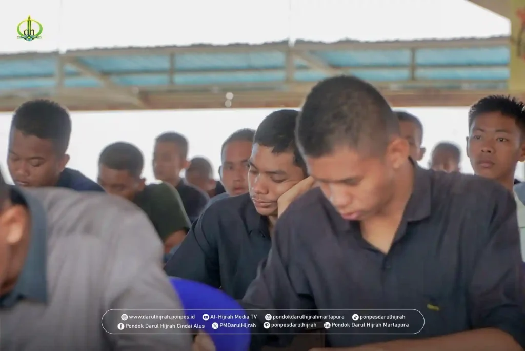 santri fokus dalam menjawab ujian tahriri santri akhir TMI Pondok Darul Hijrah Cindai Alus Martapura Tahun 2025
