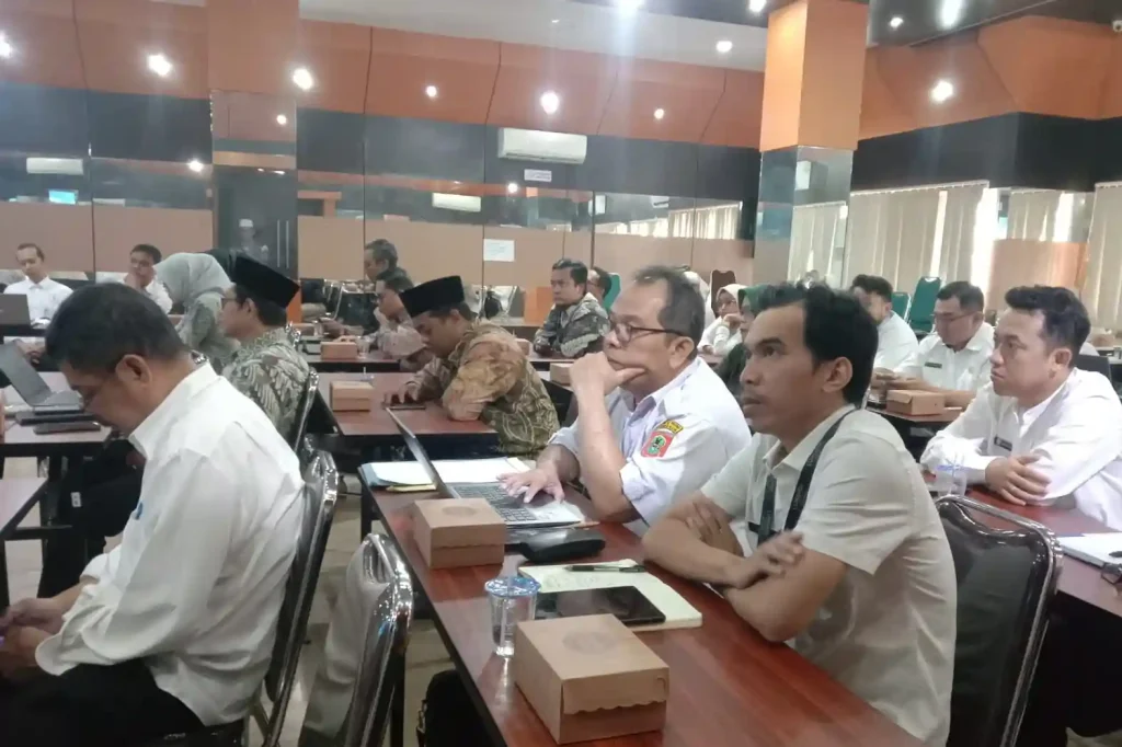 peserta dari berbagai pihak menyimak pemaparan pada Pelaksanaan Forum Perangkat Daerah