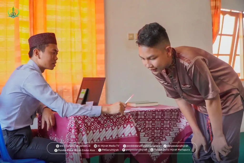santri mempraktikan tata cara shalat saat test Panitia Penerimaan Santri Baru 2025
