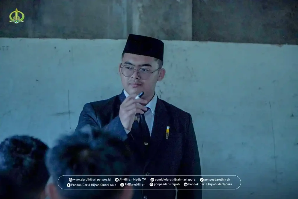 santri khir bertugas menjelaskan pelajran pada kegiatan amaliah tadris