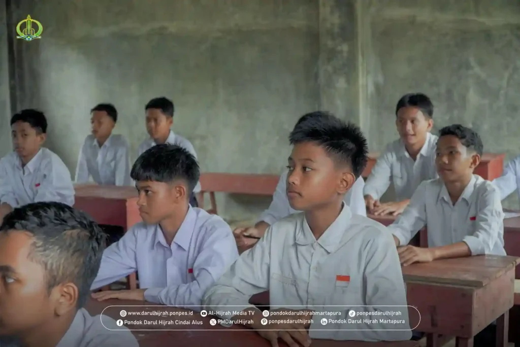 para santri menyimak pelajaran pada mudarris praktik amaliah tadris