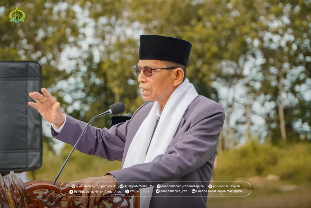 Pimpinan pondok menyampaikan arahan saat absen disiplin santri