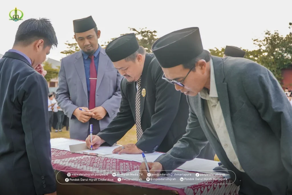 para asatidz melakukan absensi sebelum apel absen disiplin santri