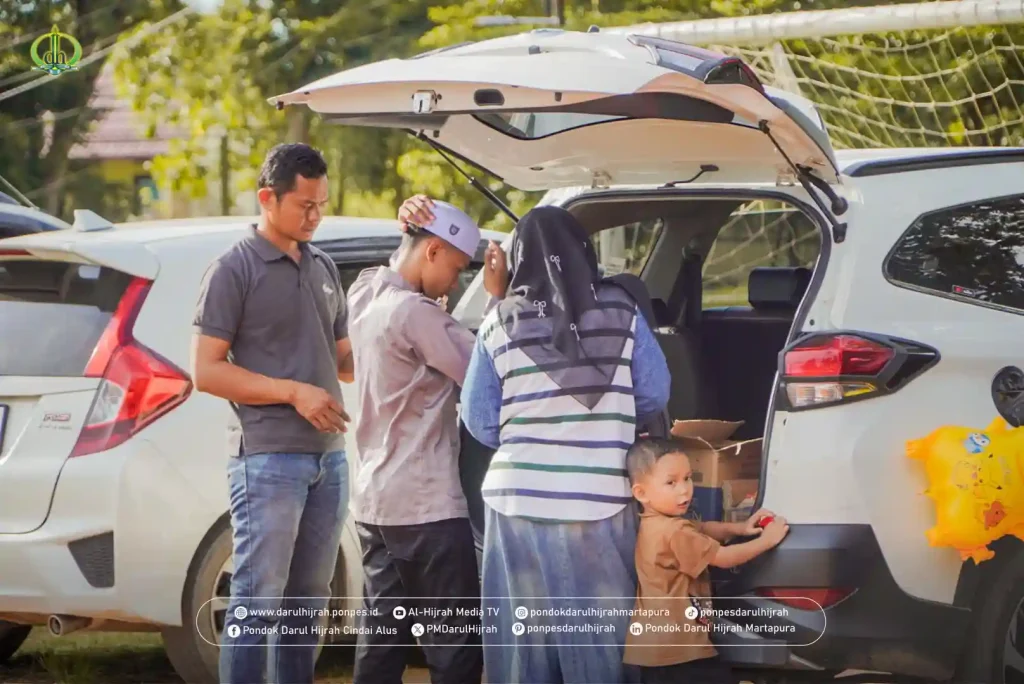 persiapan barang yang akan diperiksa saat kedatangan santri