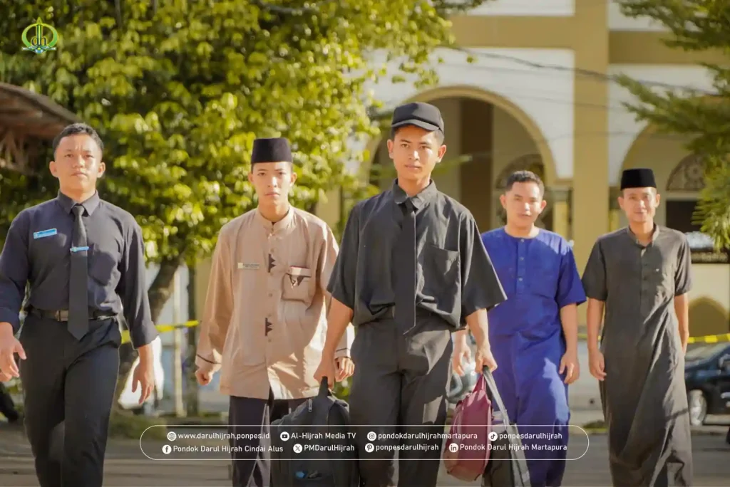 santri kelas 5 membantu menjemput saat kedatangan santri