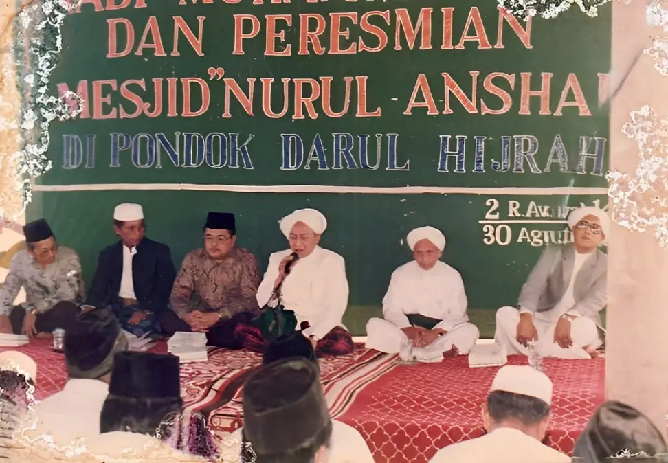 guru ibad memegang mik pada kegiatan peresmian masjid-nurul-anshar Pondok Darul Hijrah tahun 1992