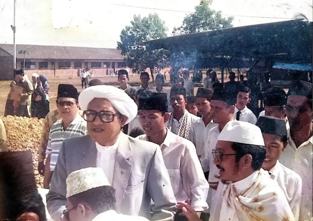 Guru sekumpul hadir pada kegiatan peresmian masjid-nurul-anshar Pondok Darul Hijrah tahun 1992