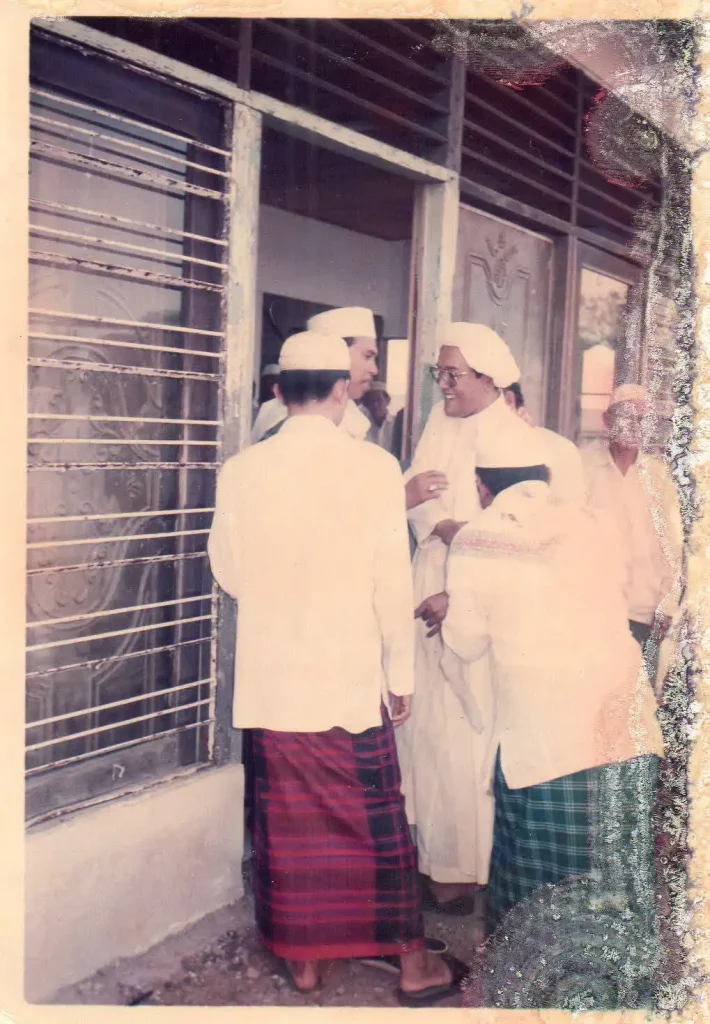 K.H. Gufron Haq menyambut guru sekumpul pada kegiatan peringatan maulid nabi muhammad saw tahun 1994