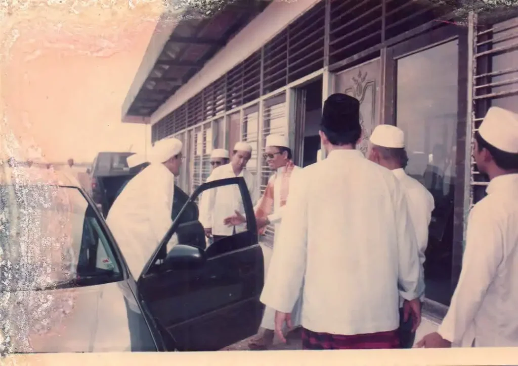 KH. Zarkasyi menyambut guru sekumpul pada kegiatan peringatan maulid nabi muhammad saw tahun 1994