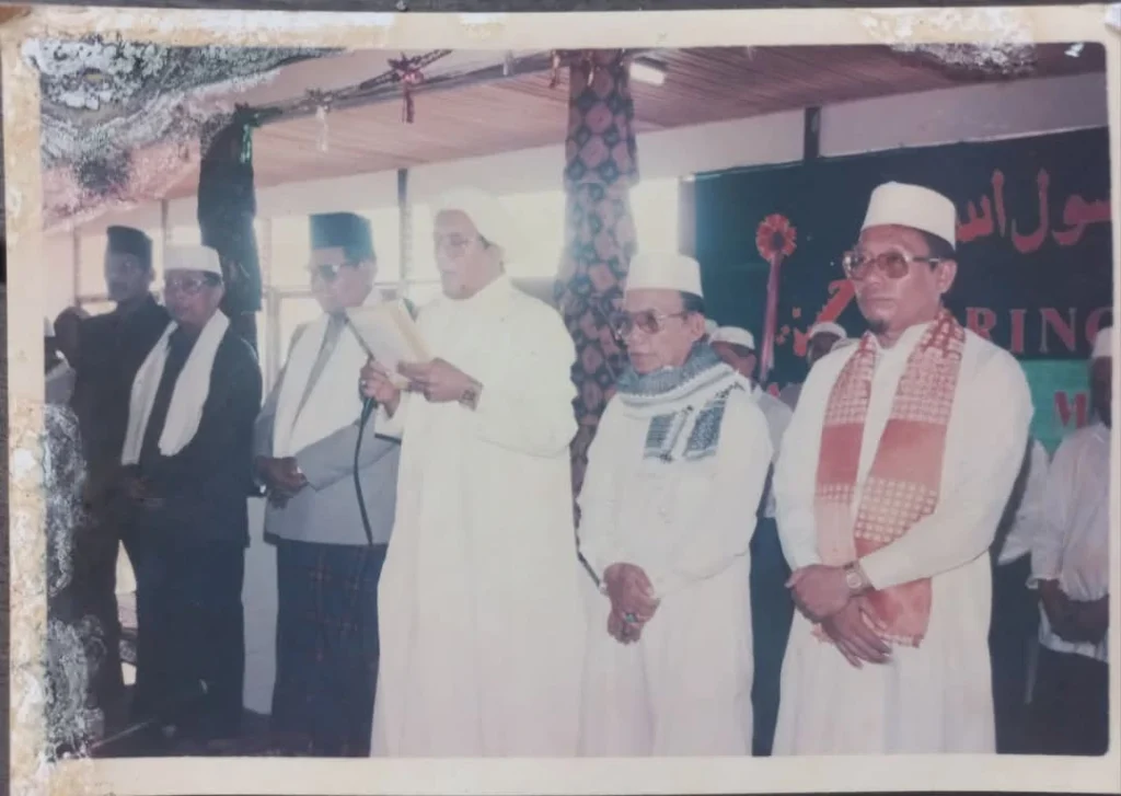 Guru Sekumpul (pegang mic) saat kegiatan peringatan maulid nabi muhammad saw tahun 1994