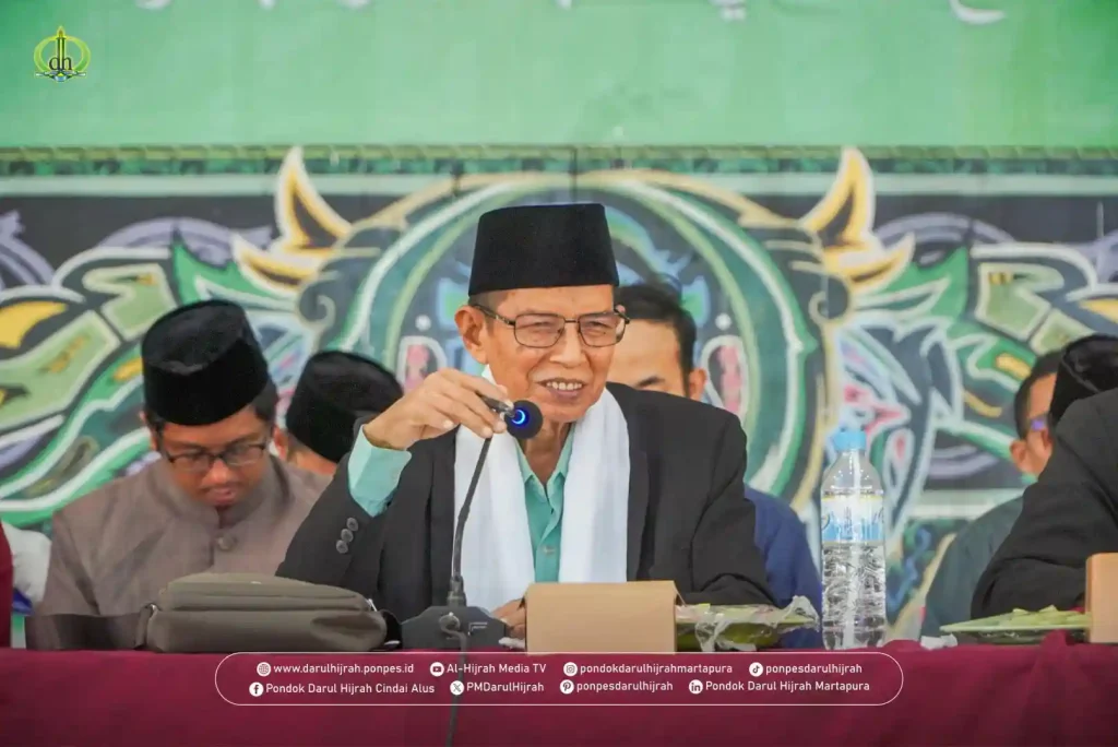 K.H. M. Nasrul Mahmudi menyampaikan arahan pada rapat bulanan guru april 2025
