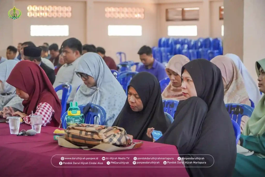 para ustadzah mendengarkan arahan pimpinan pada rapat bulanan guru april 2025