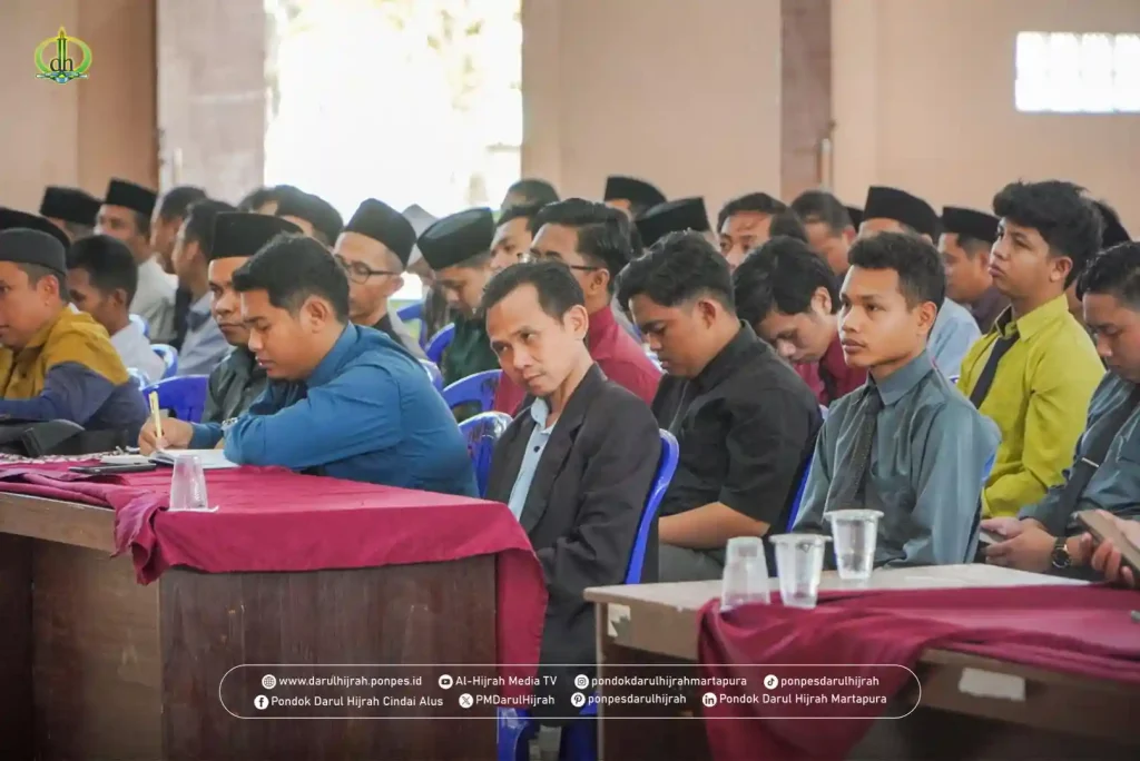 beberapa guru mencatat poin pada rapat bulanan guru april 2025