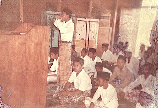 Santri mengumandangkan Azan di kamar santri tempo dulu Pondok Darul Hijrah