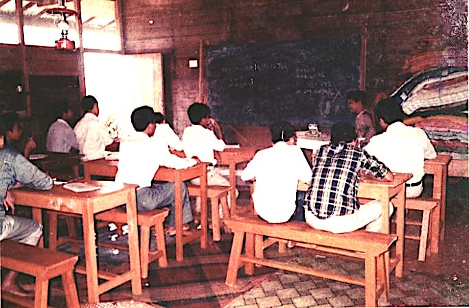 ruang kelas pada jaman santri tempo dulu pondok darul hijrah cindai alus sekitar tahun 1986
