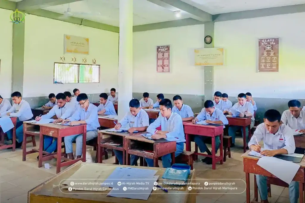 santri SMA Darul Hijrah mengisi lembar ujian-akhir-sma-2025