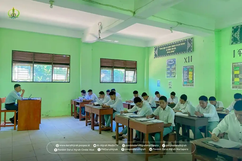 pengawas ujian-madrasah-2025 MA Darul Hijrah mengawasi kegiatan ujian berjalan