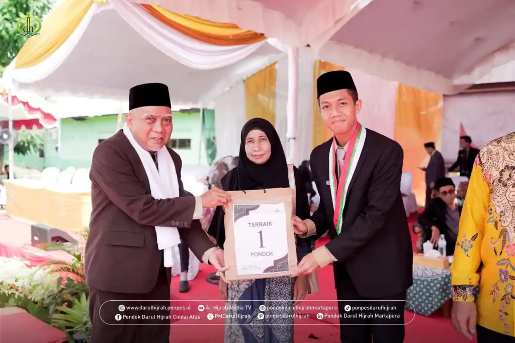 Kiai Asnawari Rahman menyerahkan hadiah siswa berprestasi kepada santri terbaik 1 pondok