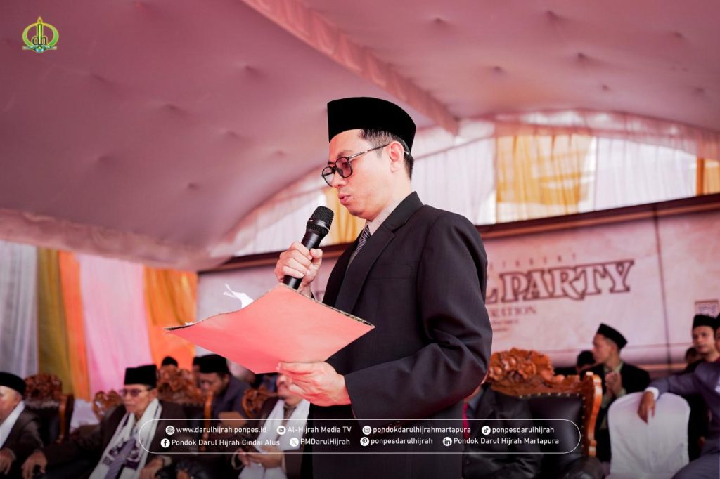 Kepala Pengajaran TMI membacakan penerima hadiah siswa berprestasi