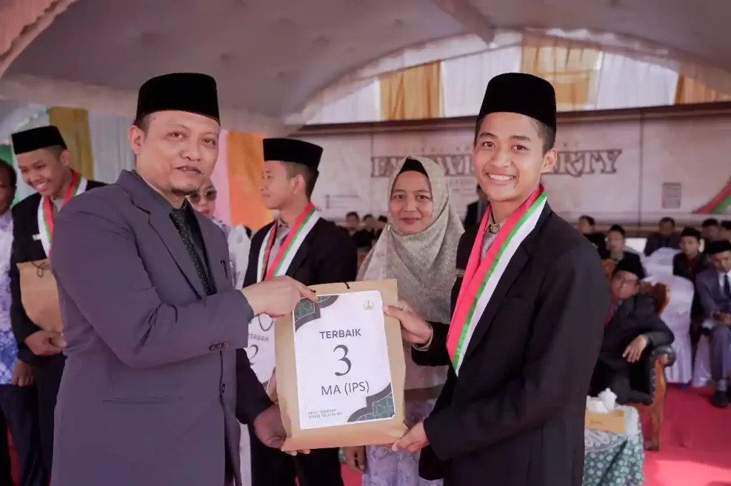 Kepala SMA Darul Hijrah Ust. Mi'rajurrahman memberikan hadiah untuk siswa berprestasi pada terbaik 3