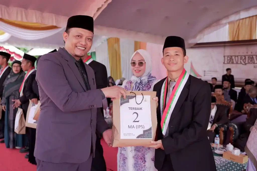 Kepala MA Darul Hijrah Ust. Dedy Hafidian memberikan hadiah untuk siswa berprestasi pada terbaik 2 IPs
