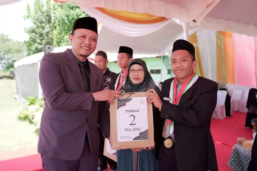 Kepala MA Darul Hijrah Ust. Dedy Hafidian memberikan hadiah untuk siswa berprestasi pada terbaik 2 IPA