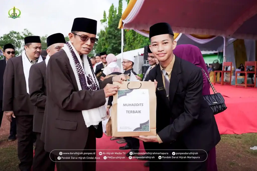 penyerahan hadiah kepada santri akhir yang menghafal hadist terbaik oleh pimpinan pondok pada kegiatan Haflatut Takharruj 2025