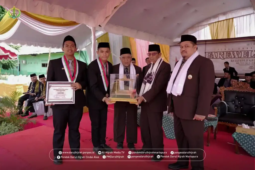 penyerahan wakaf gazebo santri akhir kepada pimpinan pondok berupa pada kegiatan Haflatut Takharruj tahun 2025