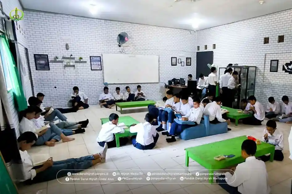 Literasi di Pondok Pesantren terus ditumbuhkan di Pondok Darul Hijrah dengan budaya membaca di Perpustakaan saat waktu istirahat pelajaran, nampak santri membaca sambil membawa makanan ringannya.