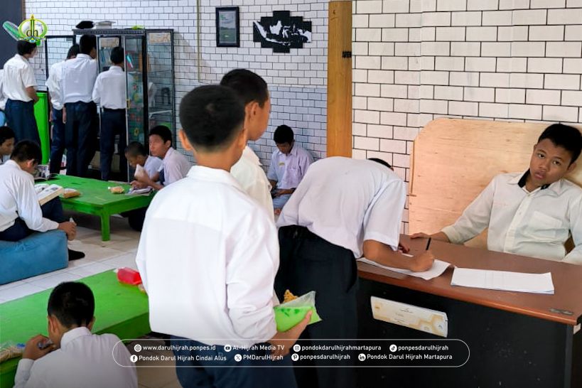 Literasi di Pondok Pesantren terus ditumbuhkan di Pondok Darul Hijrah dengan budaya membaca di Perpustakaan saat waktu istirahat pelajaran