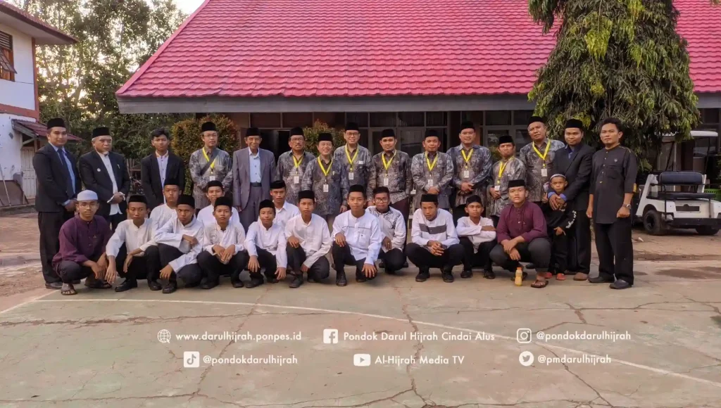 Kunjungan Maestro Kaligrafi Indonesia ke Pondok Darul Hijrah, dan berfoto bersama para santri